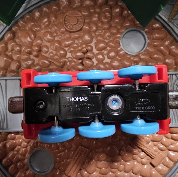 Learning Curve Take Along Thomas the Train with Roundhouse Portable Playset - Picture 3 of 8